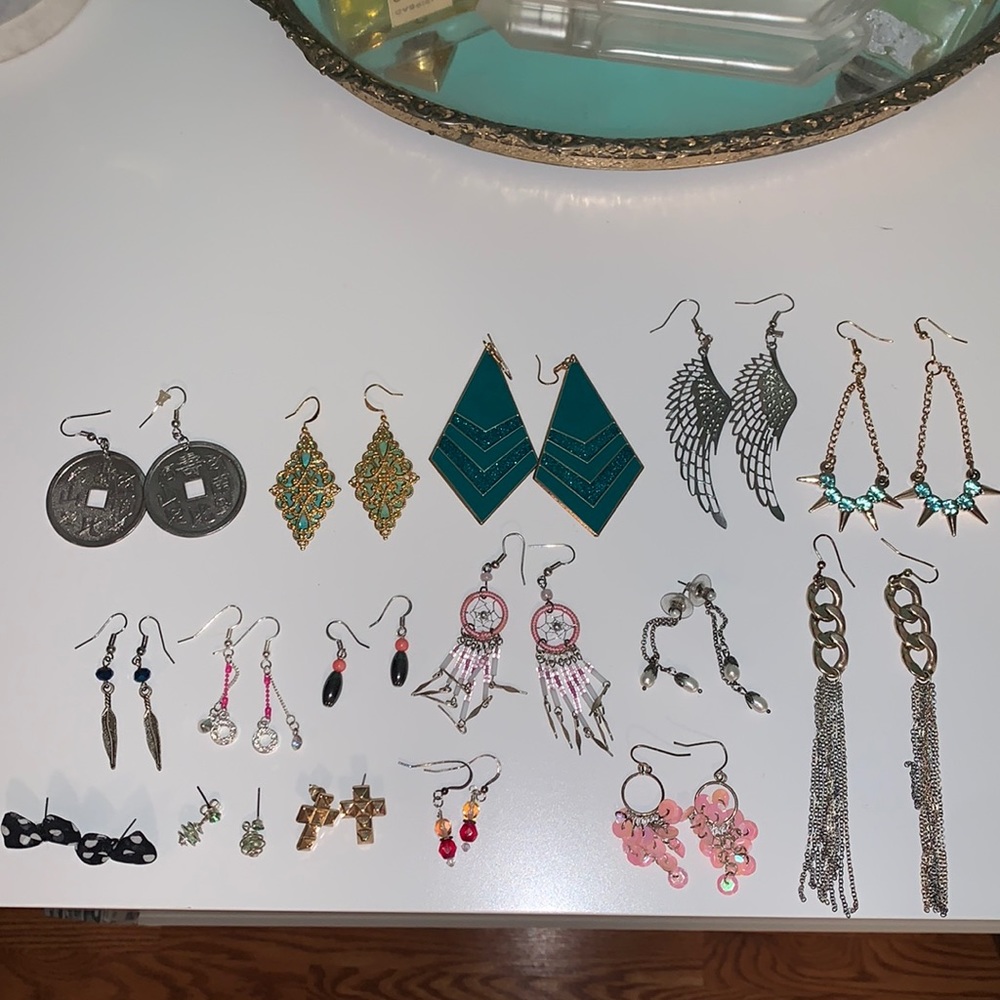 (16) Pairs of Earrings